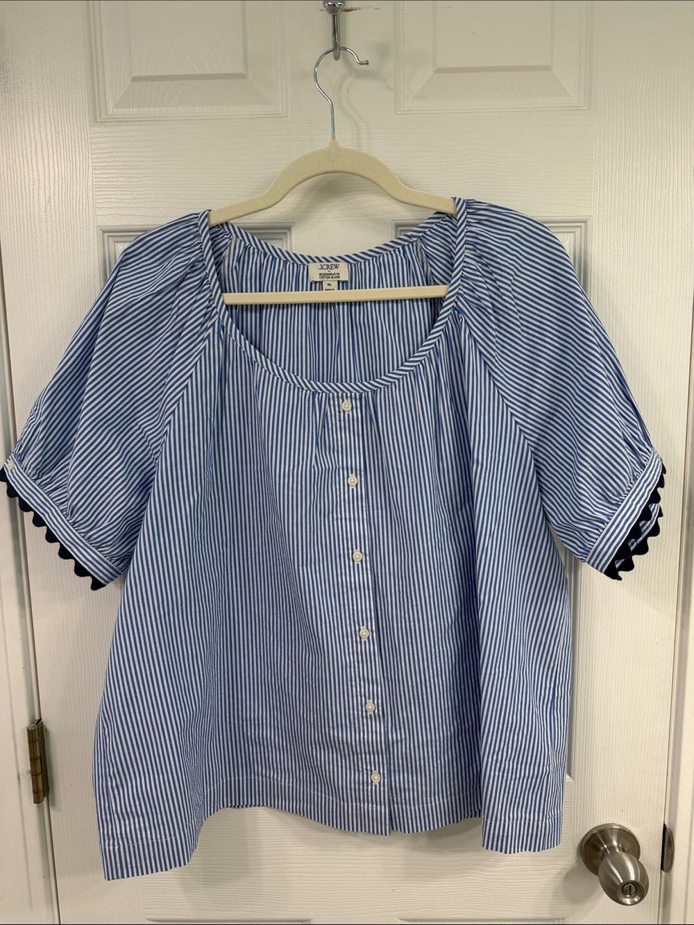 GUC J. Crew Factory short sleeve striped top with navy scalloped sleeves. XL